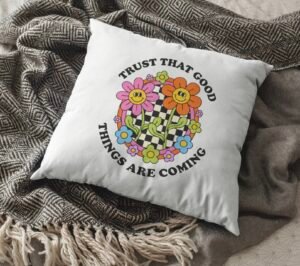 Almohadón Things are Coming